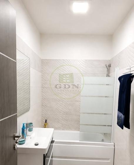 Apartament cu 3 camere semidecomandat în Tractorul