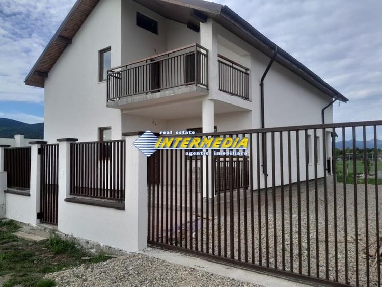 Casă individuală cu 4 camere cu Teren 450 Mp în Micești