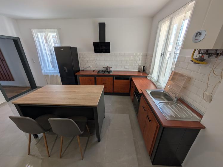 Apartament cu 3 camere decomandat în Central