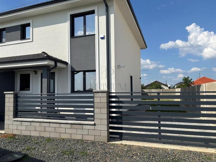 Duplex cu 4 camere cu Canalizare în Moșnița Nouă