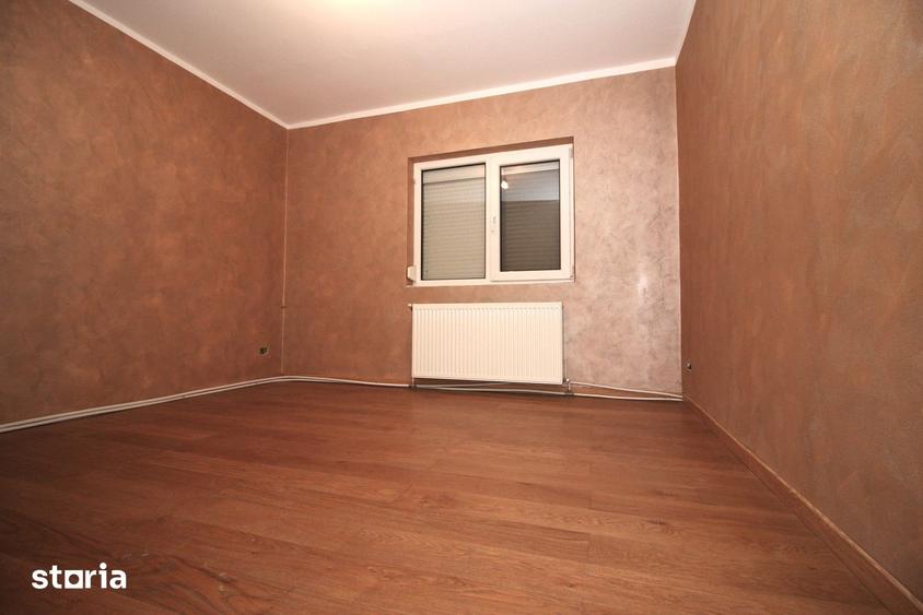 Apartament cu 3 camere decomandat în Est