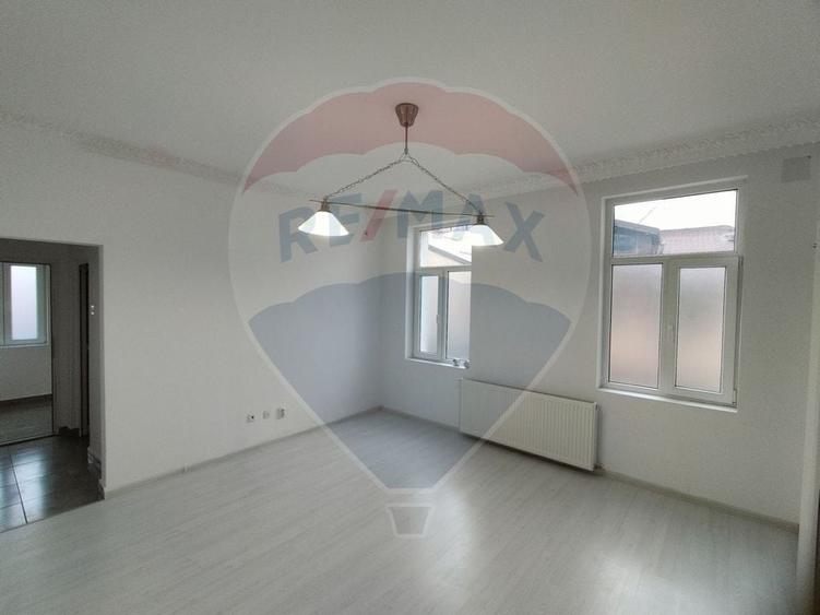 Casă individuală cu 7 camere cu Teren 212 Mp în Eminescu