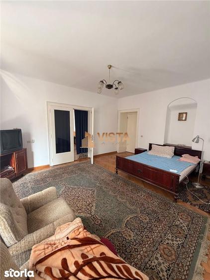 Apartament cu 4 camere semidecomandat, mobilat în Central