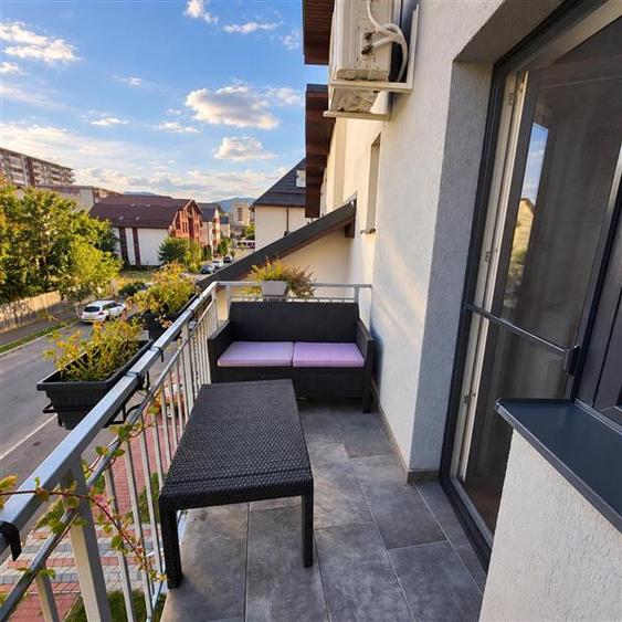 Apartament cu 3 camere decomandat în Tractorul