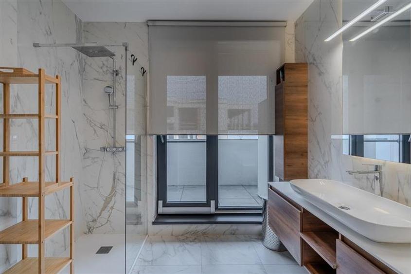 Penthouse cu 3 camere semidecomandat, mobilat în Central