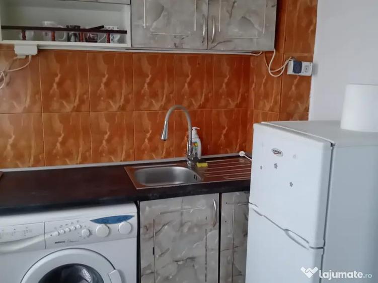 Apartament cu 3 camere decomandat în Micro 14