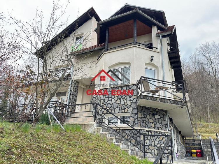 Casă individuală cu 12 camere cu Teren 13489 Mp în Breaza