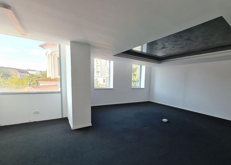 Birou, de 2,340 mp, în Universitate