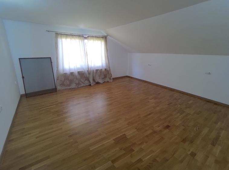 Casă individuală cu 4 camere cu Canalizare în Central
