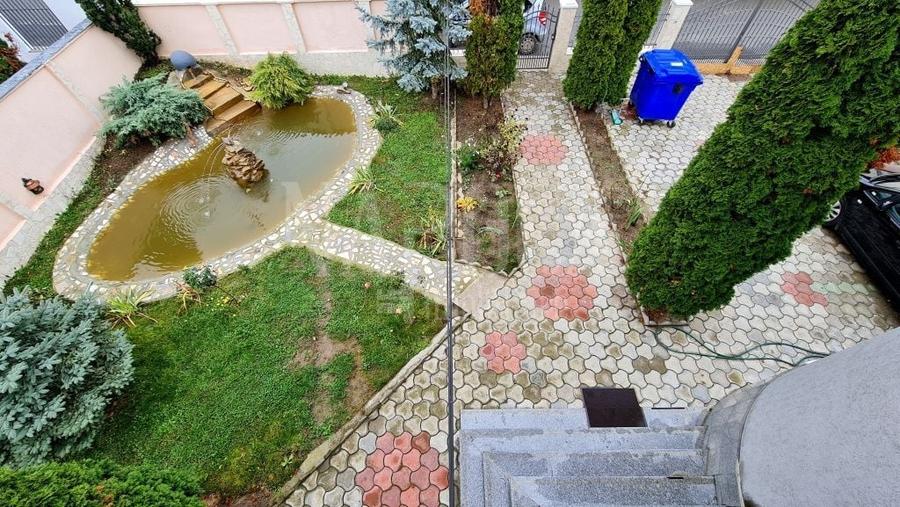 Casă individuală cu 9 camere cu Canalizare în Zorilor