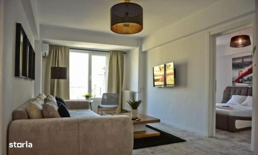 Apartament cu 3 camere semidecomandat în Victoriei