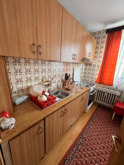 Apartament cu 3 camere decomandat, mobilat în Calea București