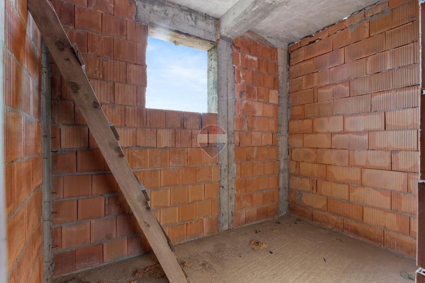Casă individuală cu 5 camere cu Teren 1468 Mp în Semlac