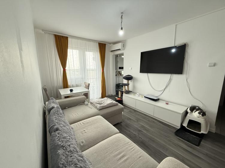 Apartament cu 3 camere semidecomandat, mobilat în P-ța Doina