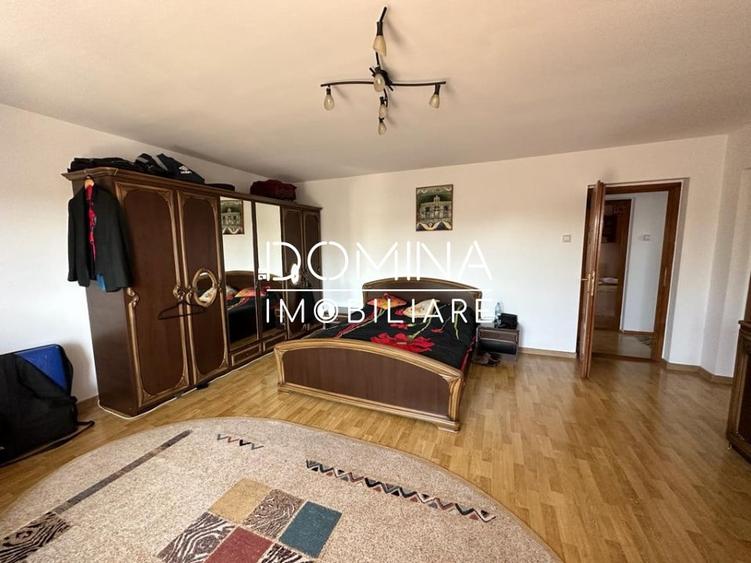 Casă individuală cu 11 camere cu Canalizare în Primăverii