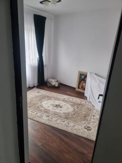 Apartament cu 3 camere decomandat, mobilat în Putna