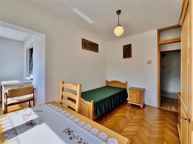 Apartament cu 4 camere decomandat în Tractorul
