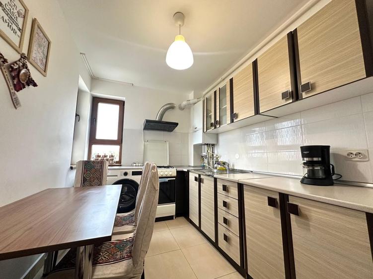 Apartament cu 3 camere decomandat, mobilat în Tractorul