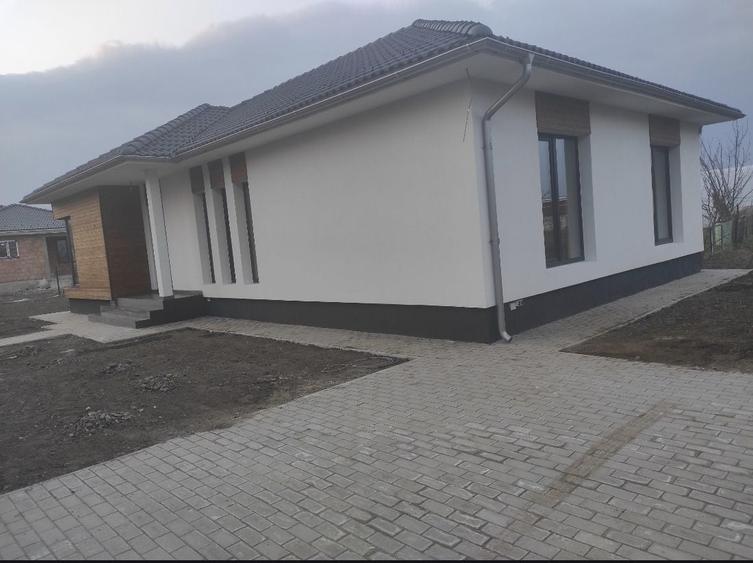 Casă cu 4 camere în Unirea