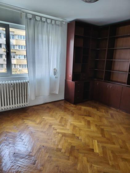 Apartament cu 3 camere semidecomandat în Bucureștii Noi