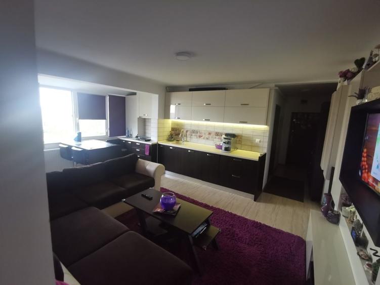 Apartament cu 3 camere decomandat în Exterior Vest