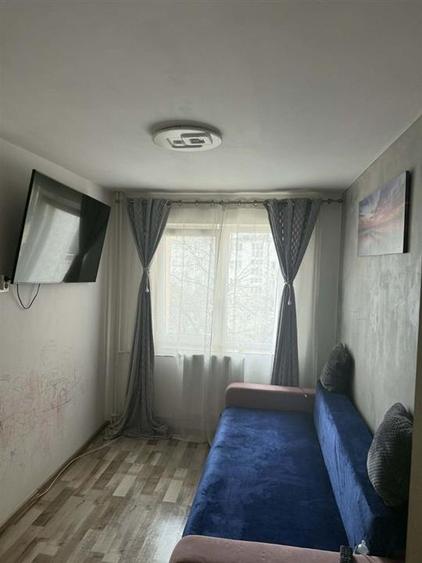 Apartament cu 3 camere semidecomandat în Podu Roș