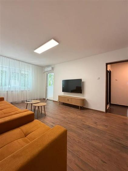 Apartament cu 3 camere decomandat, mobilat în Băneasa