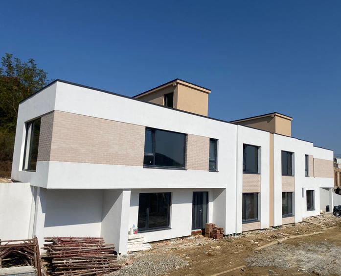 Duplex cu 4 camere cu Teren 280 Mp în Florești