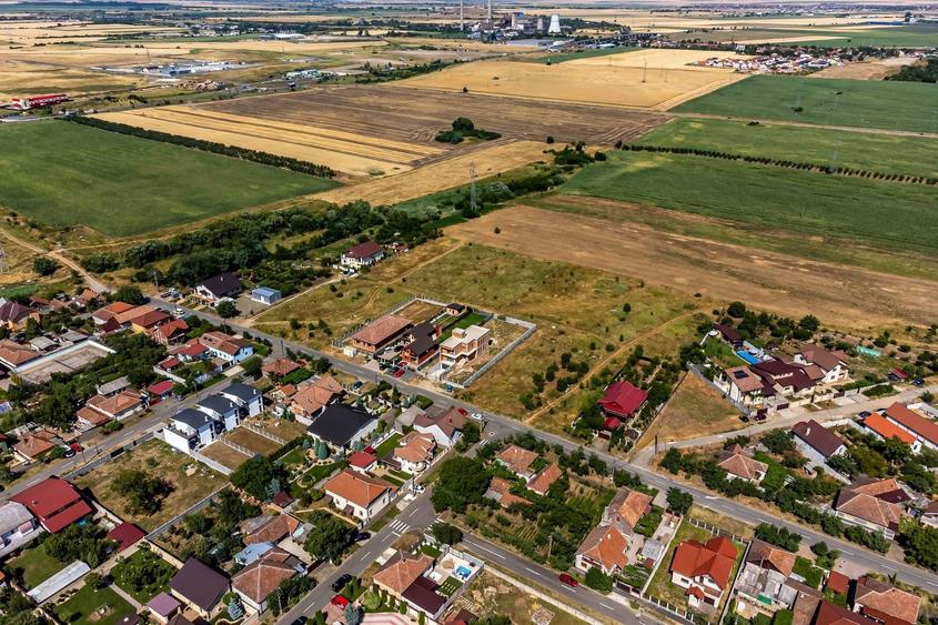 Teren Construcții intravilan de 929 mp, în Poltur