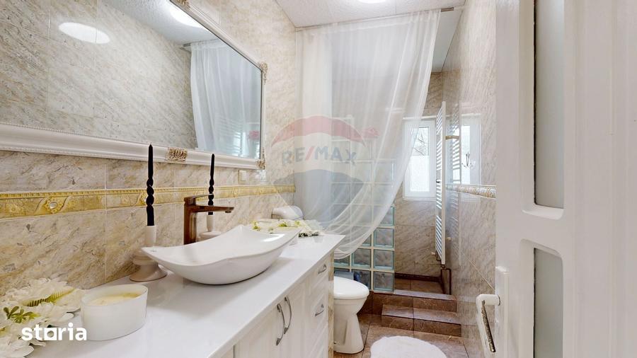 Casă cu 6 camere cu Teren 1075 Mp în Cristian