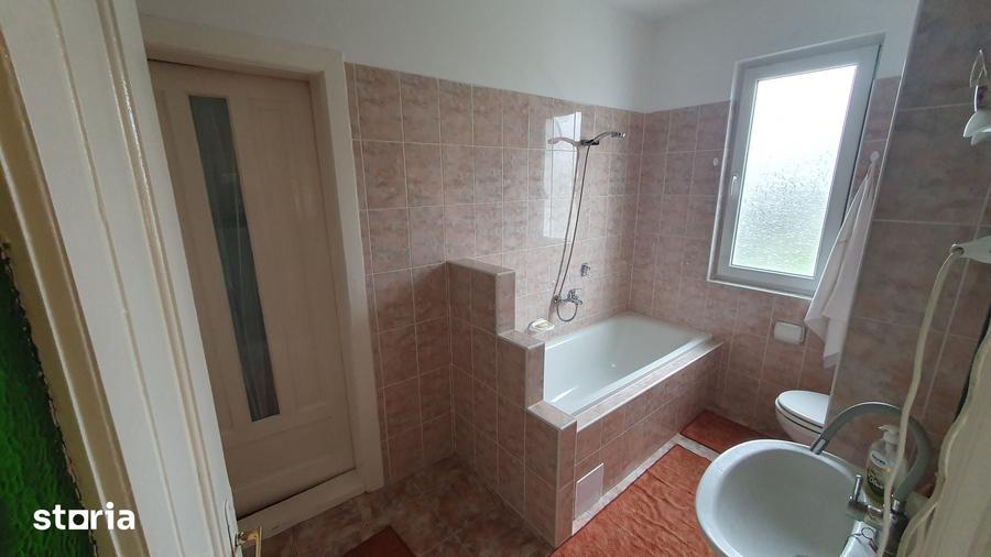 Casă cu 3 camere cu Teren 2795 Mp în Central