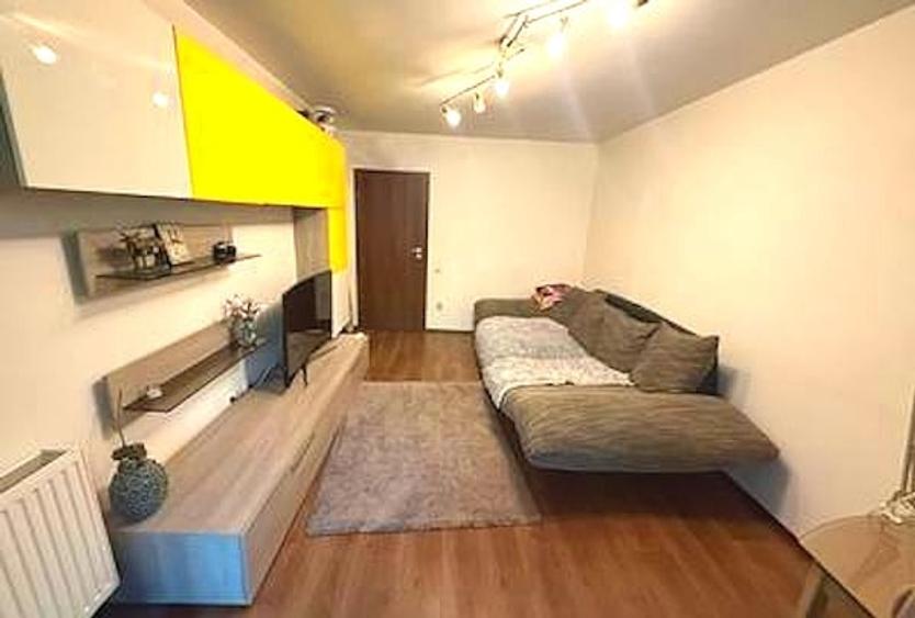 Apartament cu 3 camere decomandat, mobilat în Titan