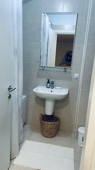 Apartament cu 2 camere semidecomandat, mobilat în Central