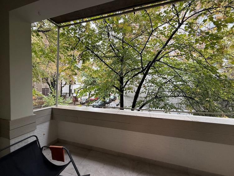 Apartament cu 3 camere semidecomandat, mobilat în Capitale