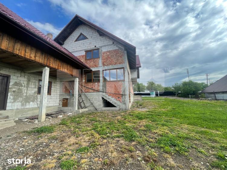 Casă cu 9 camere cu Teren 631 Mp în Burla
