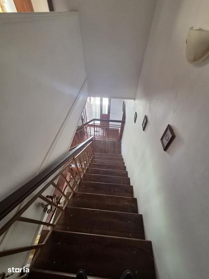 Casă cu 10 camere cu Teren 100 Mp în Corbu