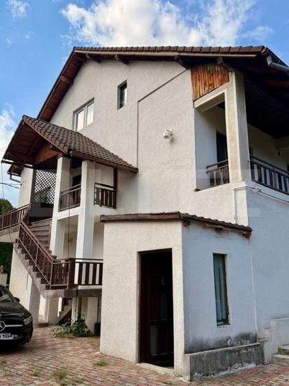 Casă individuală cu 12 camere cu Canalizare în Bran