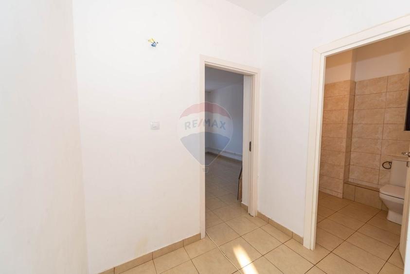 Casă individuală cu 9 camere cu Teren 400 Mp în Est