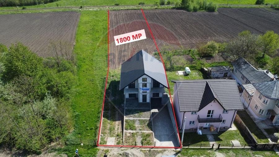 Casă individuală cu 7 camere cu Teren 1800 Mp în Preutești