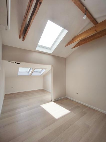 Apartament cu 4 camere semidecomandat în P-ța Victoriei
