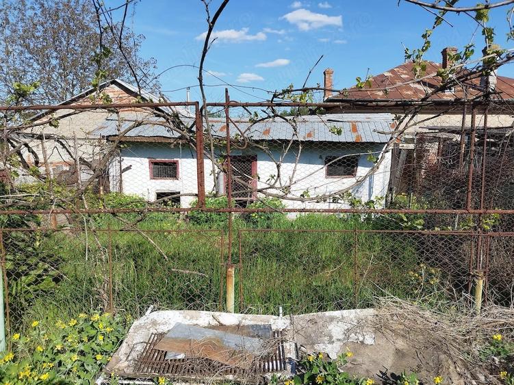 Casă cu 3 camere cu Teren 3500 Mp în Slobozia