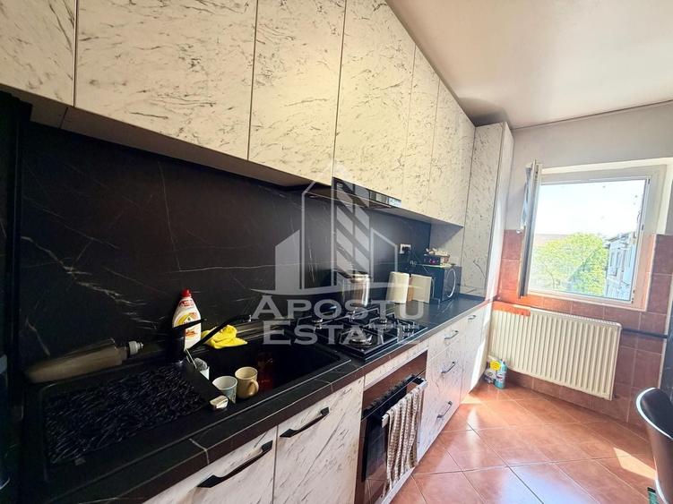 Apartament cu 3 camere decomandat, mobilat în Lipovei