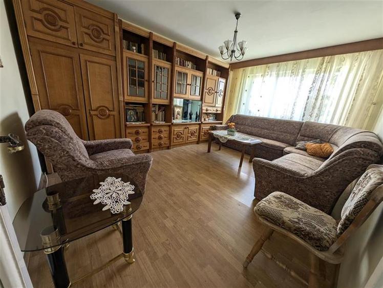 Apartament cu 3 camere decomandat în Cornișa