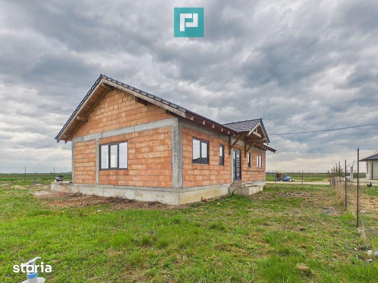 Casă cu 4 camere cu Teren 684 Mp în Zimandu Nou