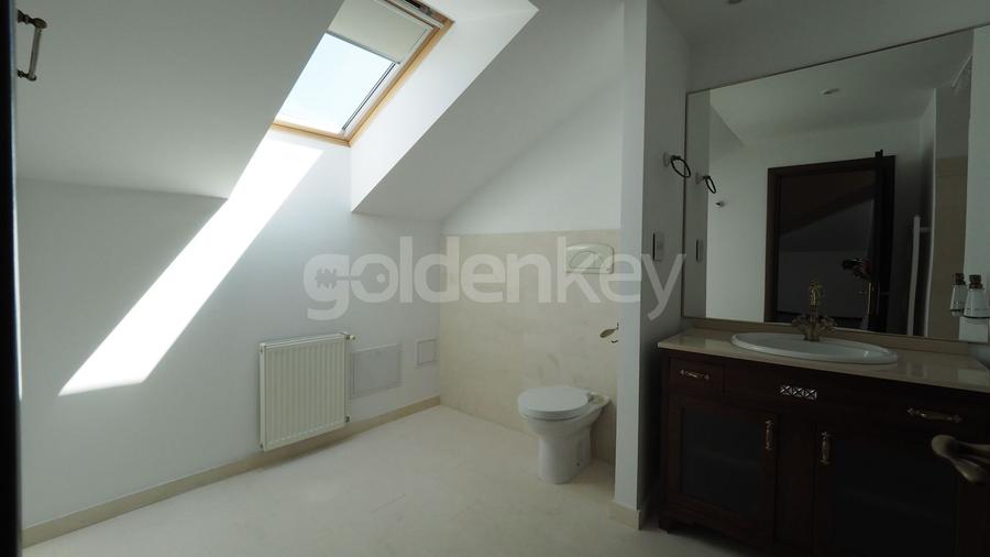 Duplex cu 8 camere cu Canalizare în Iancu Nicolae
