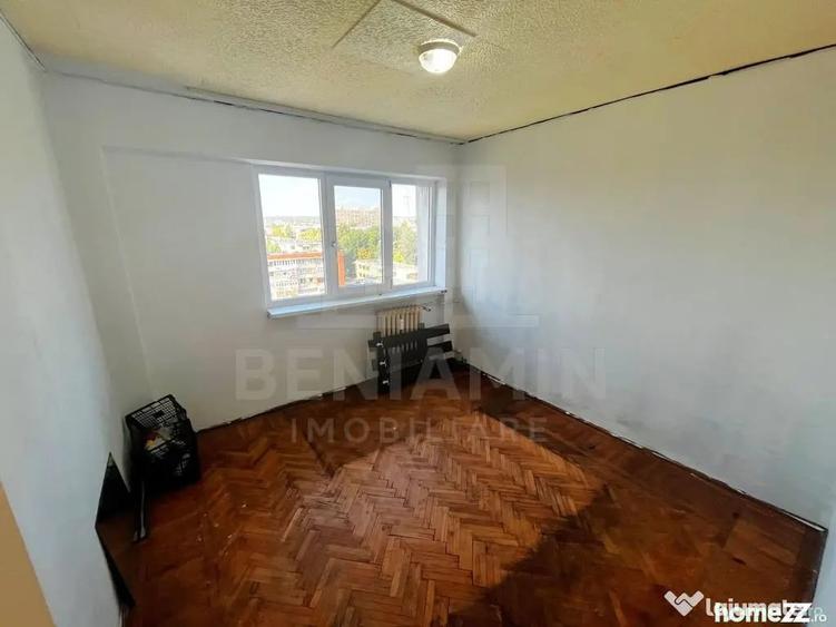 Apartament cu 4 camere semidecomandat în Calea București