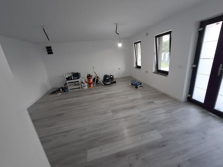 Casă cu 4 camere în Exterior Vest