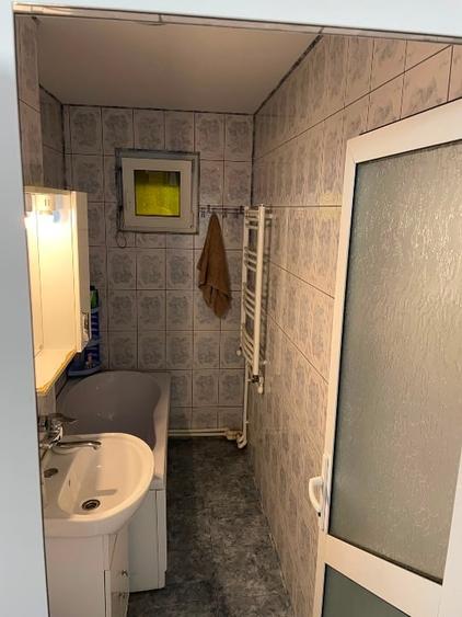 Apartament cu 3 camere semidecomandat, mobilat în Nord
