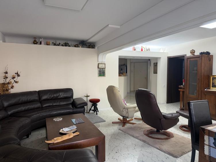 Apartament cu 4 camere semidecomandat, mobilat în Unirii