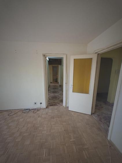 Apartament cu 3 camere decomandat în Craiovița Nouă
